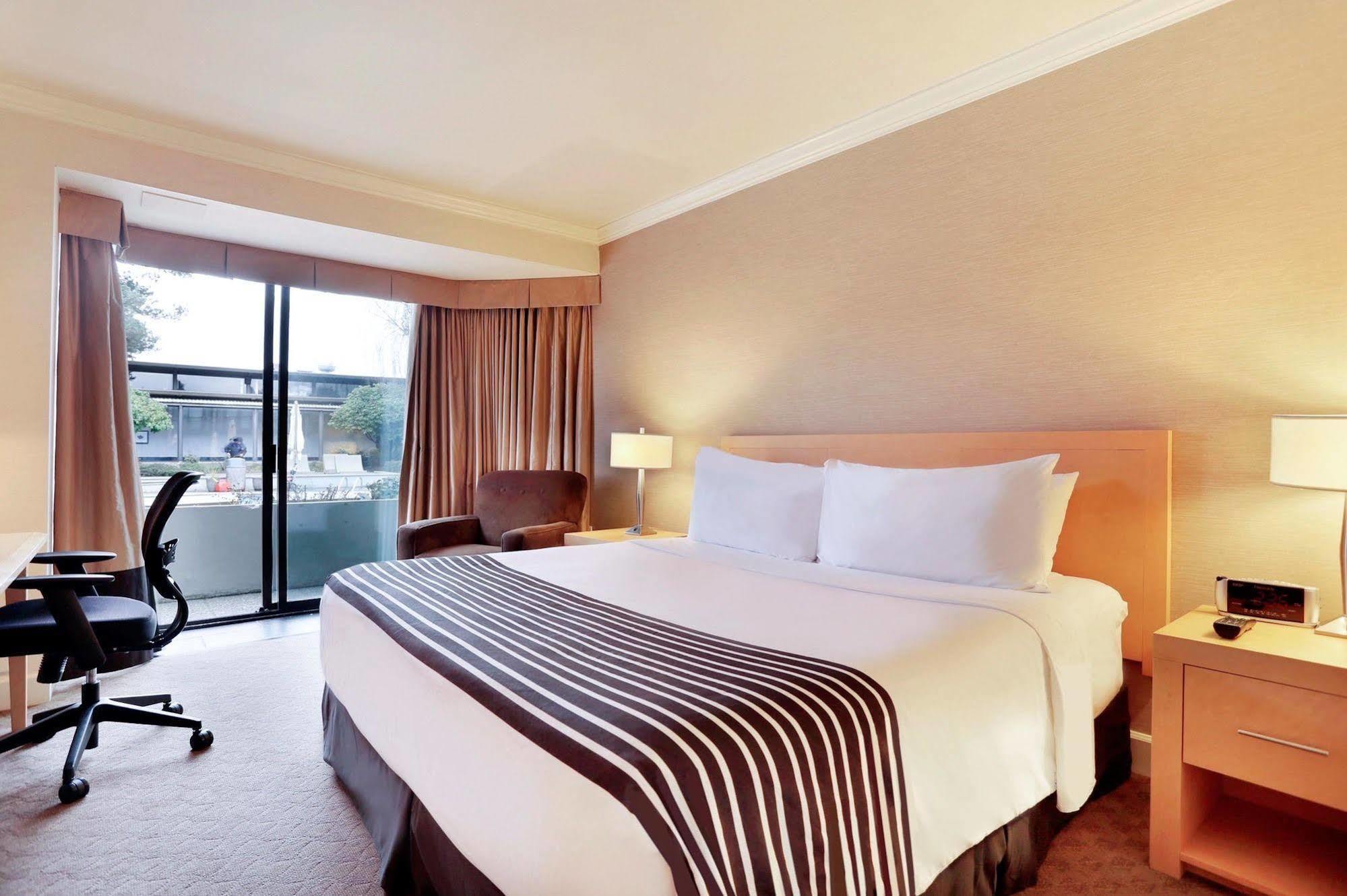 Sandman Signature Vancouver Airport Hotel & Resort Ричмонд Экстерьер фото
