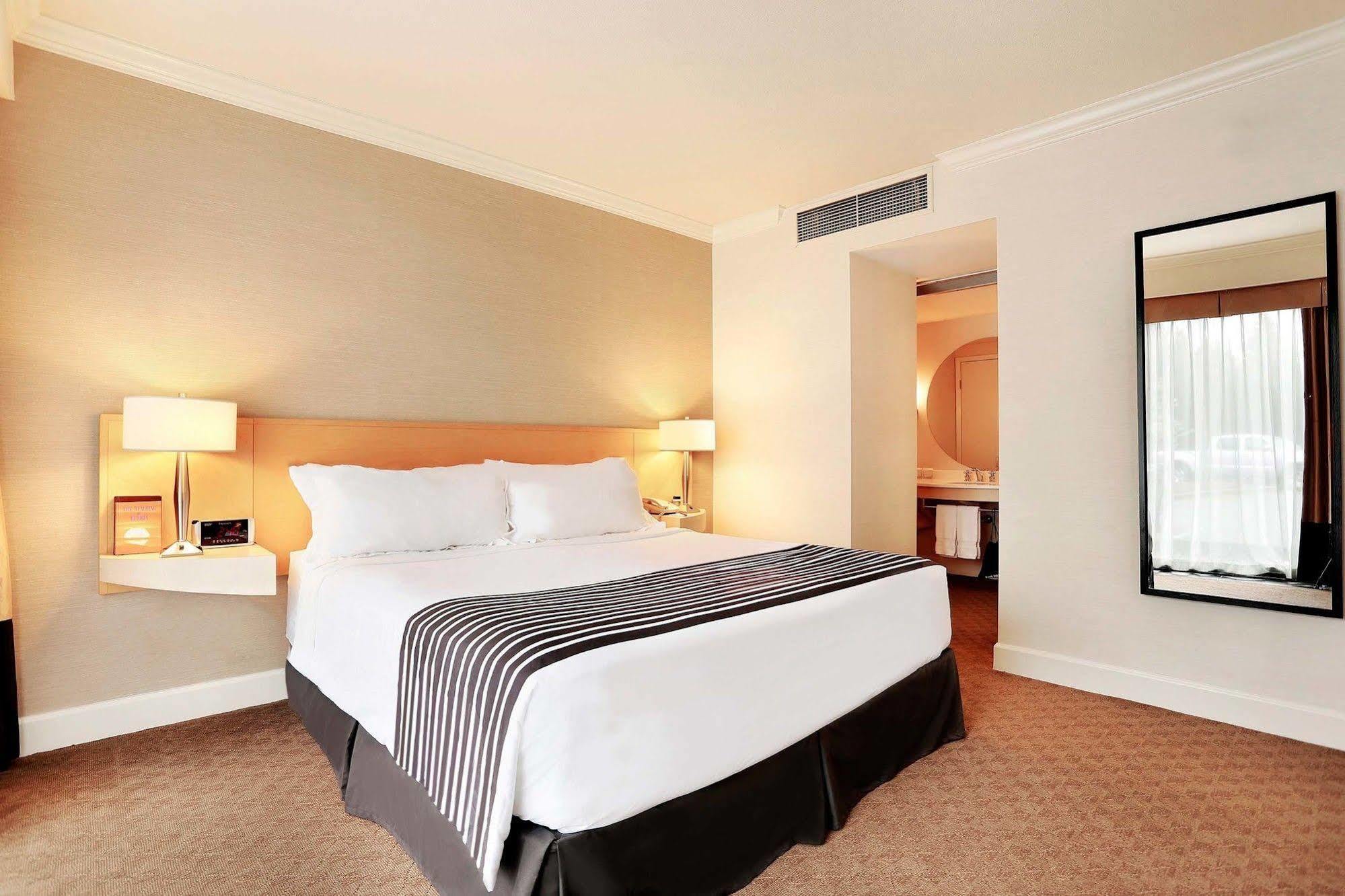 Sandman Signature Vancouver Airport Hotel & Resort Ричмонд Экстерьер фото